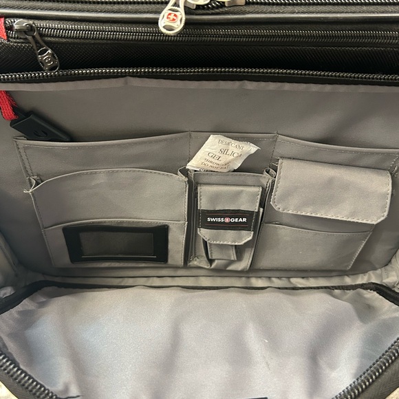 Swiss Gear Granada Business Gear Wheeled Suitcase Laptop Bag Carry On 17” Travel - Picture 14 of 16